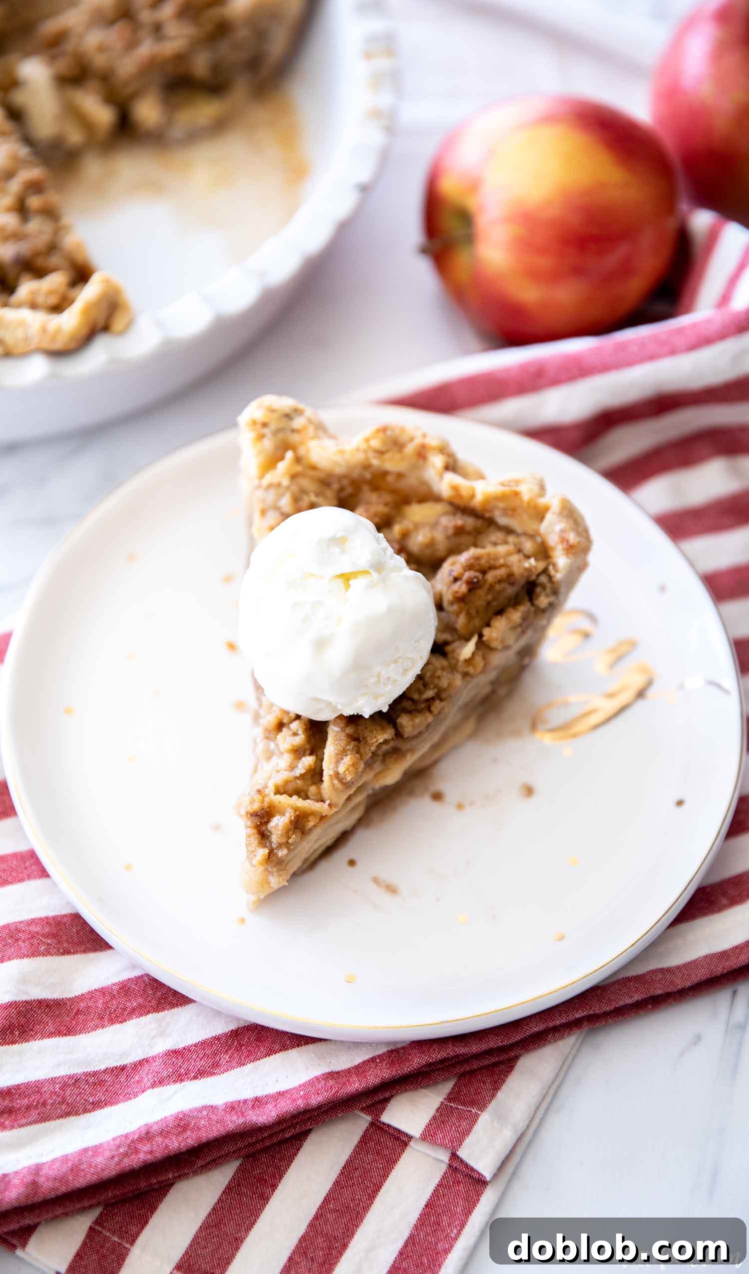 apple pie with crumb topping slice with vanilla ice cream