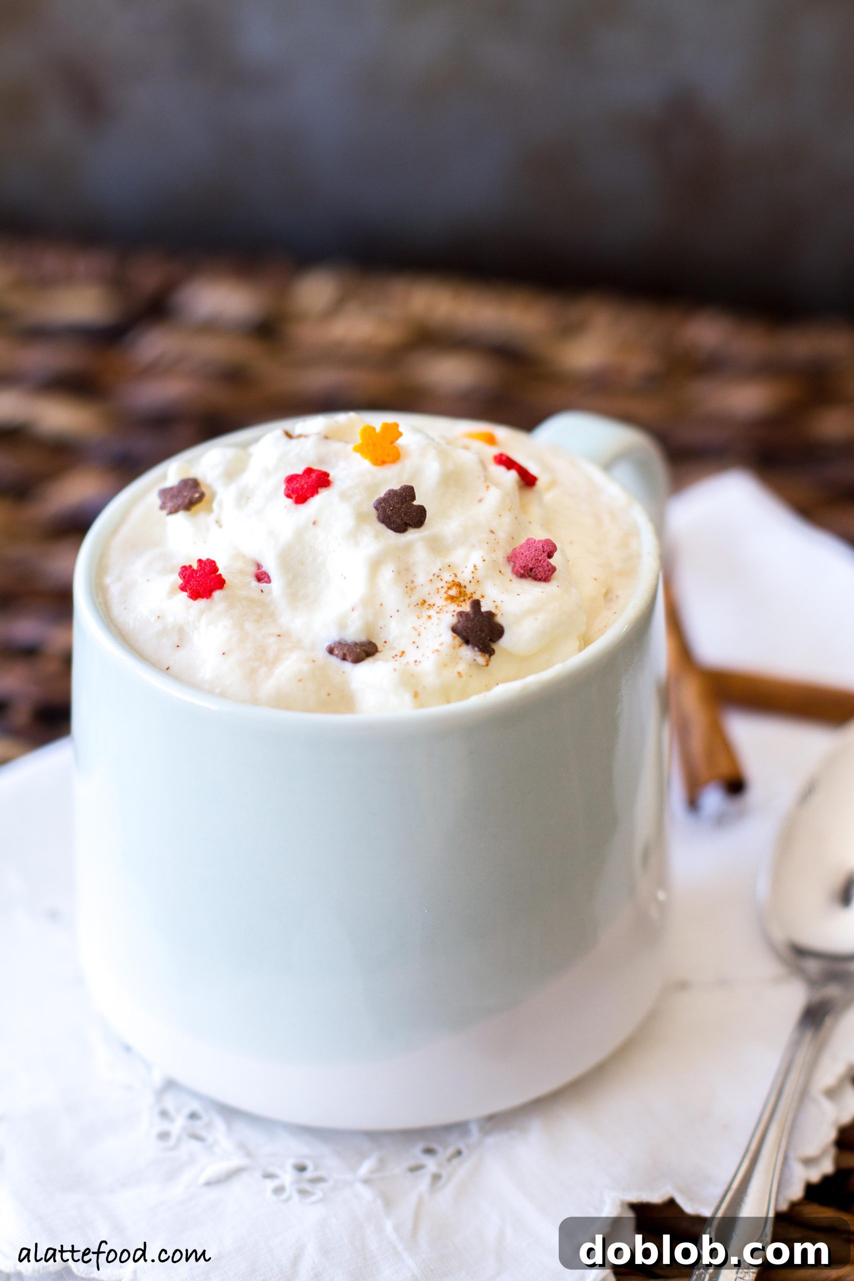 Crafting the Perfect Maple Latte 5 A single maple latte, ready to be enjoyed, with soft focus background